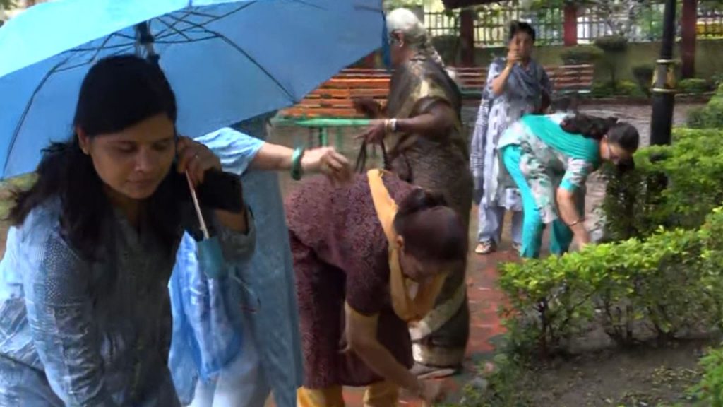 Bhopal: Women cleaning the park