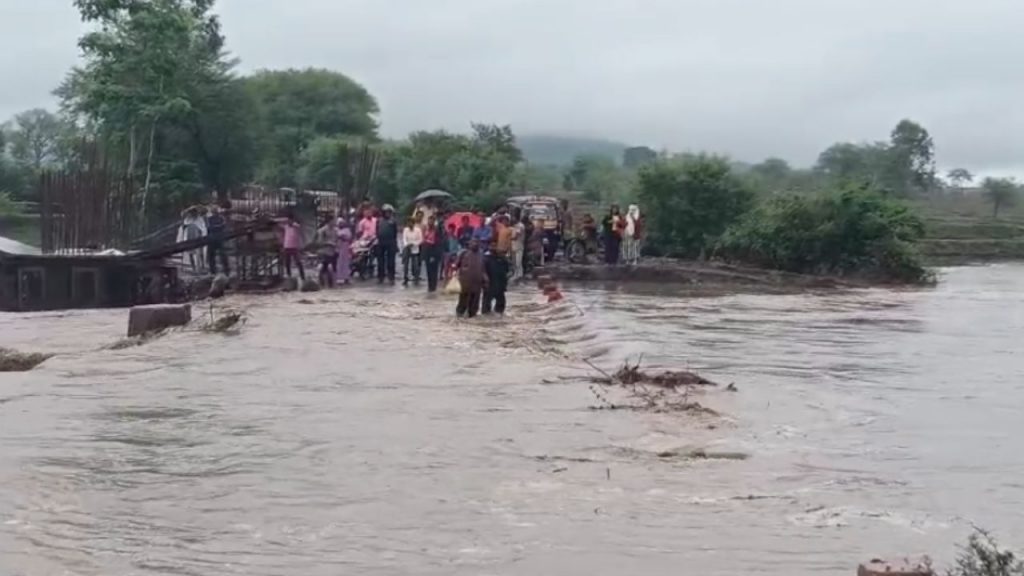 Dindori: The bridge built on Bijasan river drowned