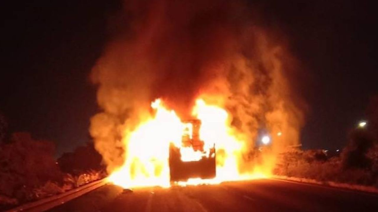 A bus going from Indore to Pune caught fire, 8 passengers including the driver injured