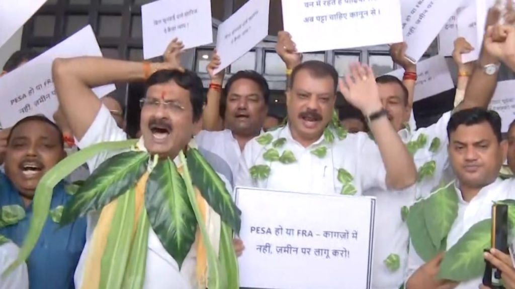 Congress MLAs protested in Madhya Pradesh assembly regarding PESA Act