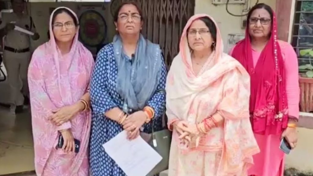 Other victim women along with the leader of the opposition of the municipality