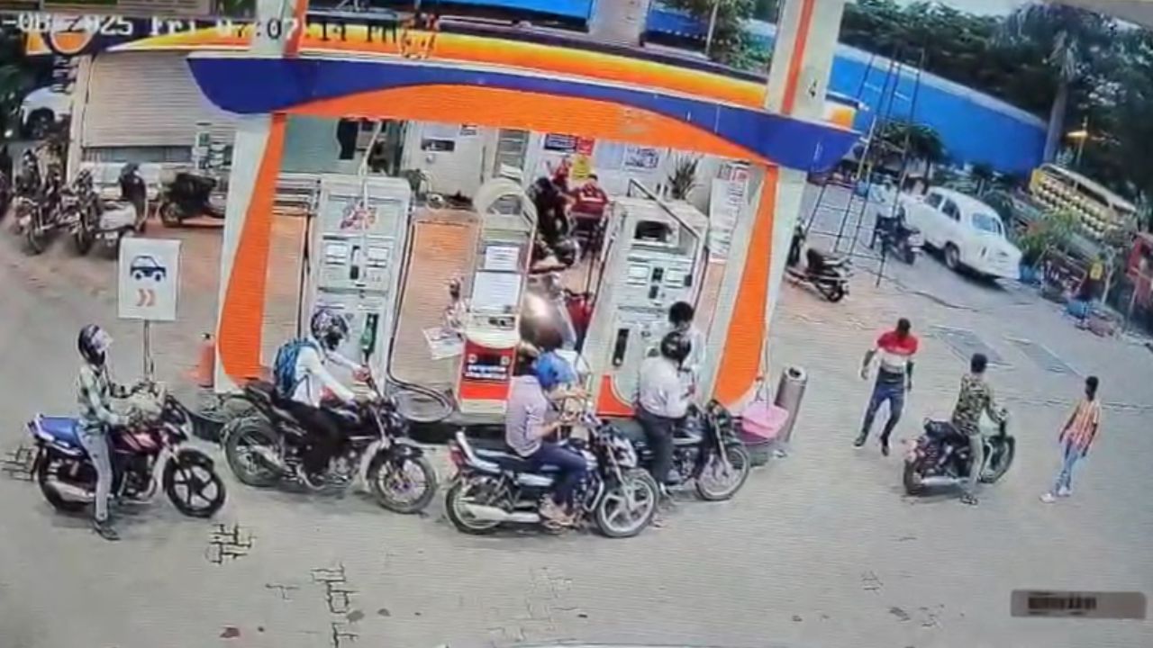 In Indore, bike riding miscreants tried to set a petrol pump on fire.