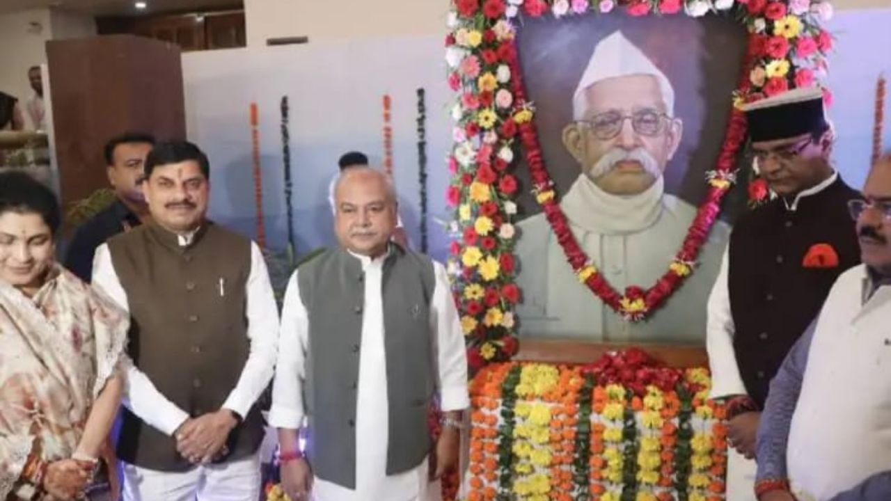 The Chief Minister paid floral tribute on the birth anniversary of Pandit Ravi Shankar Shukla.