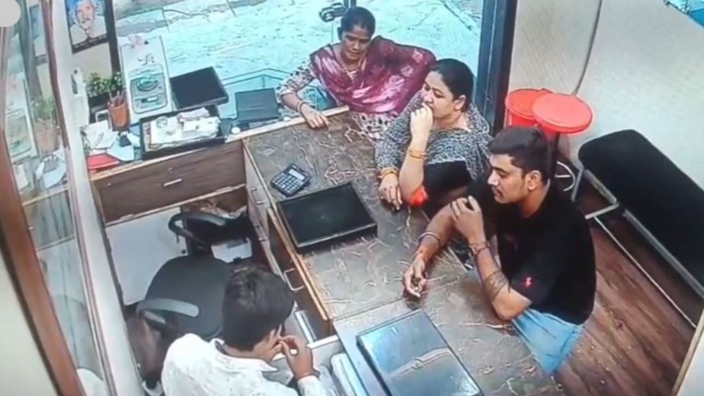 Video of theft of 30 gold lockets from a jewellery shop in broad daylight