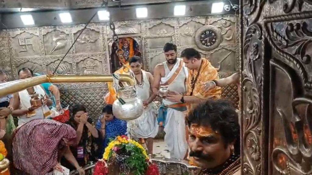 Storyteller Pundarik Goswami was also seen inside the sanctum sanctorum of Mahakal temple.
