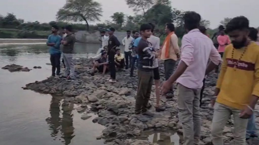 Crowd of villagers gathered at the ghat after the youth drowned.