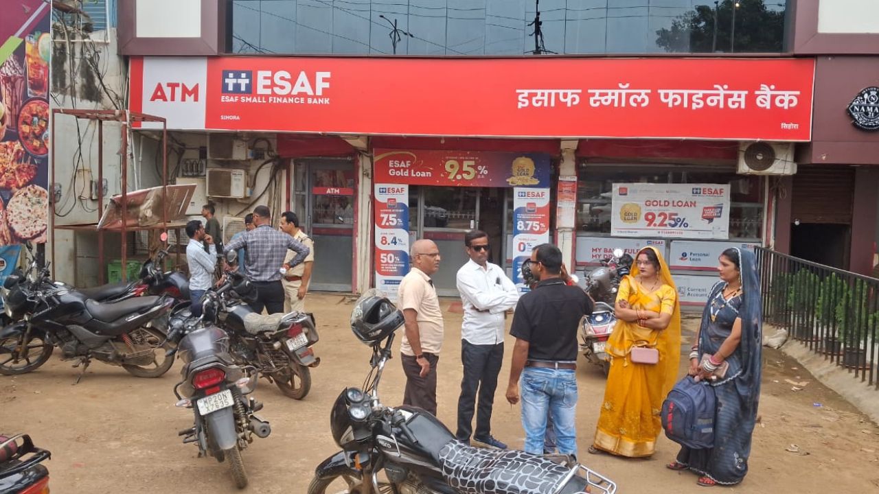 After the robbery, a crowd of people gathered outside the bank.