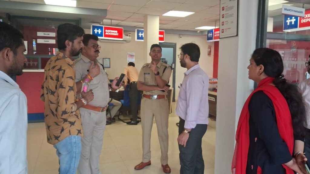 Even after 24 hours, the police could not find any clue in the robbery of Rs 15 crore in Jabalpur.