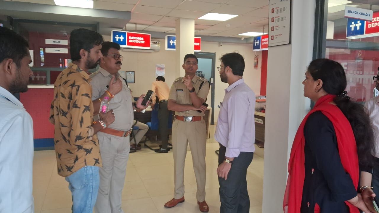 Even after 24 hours, the police could not find any clue in the robbery of Rs 15 crore in Jabalpur.