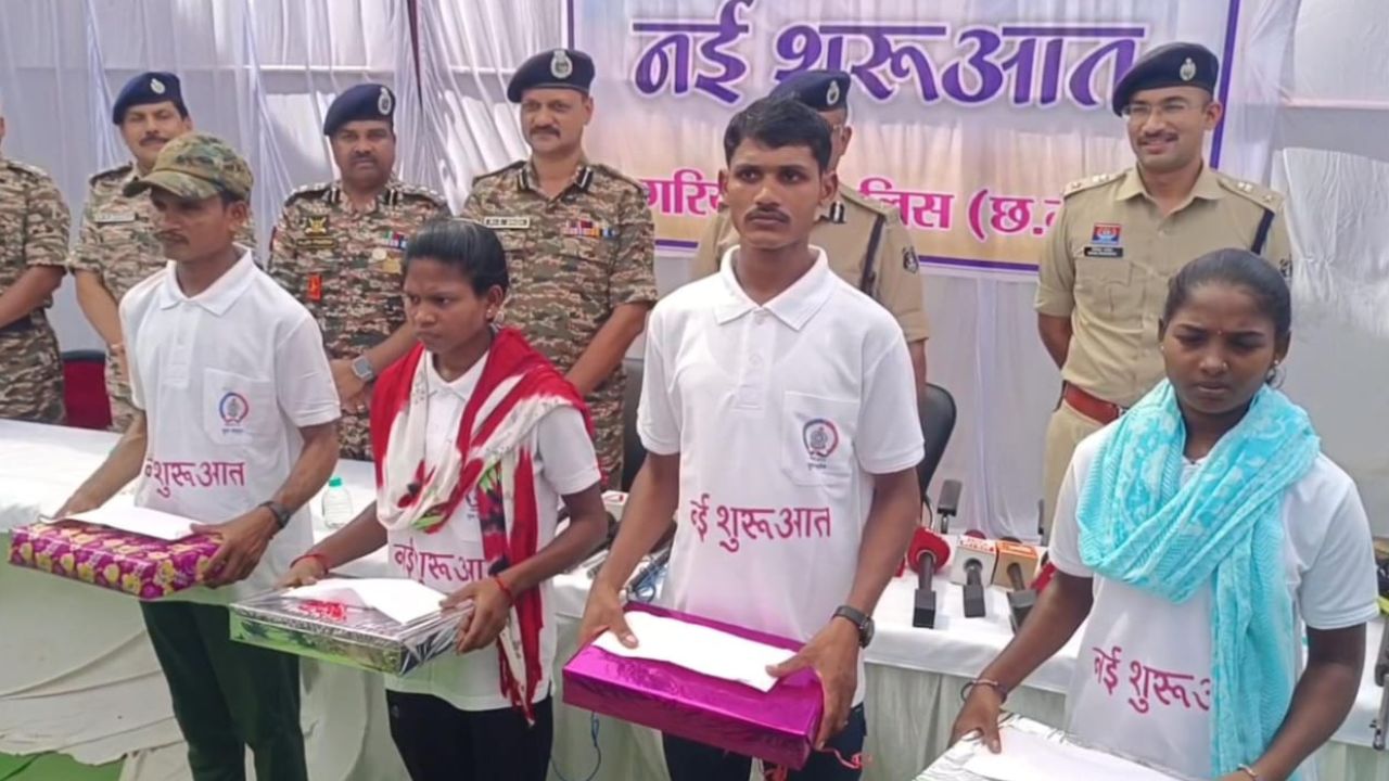 4 Naxalites surrendered in Gariaband.