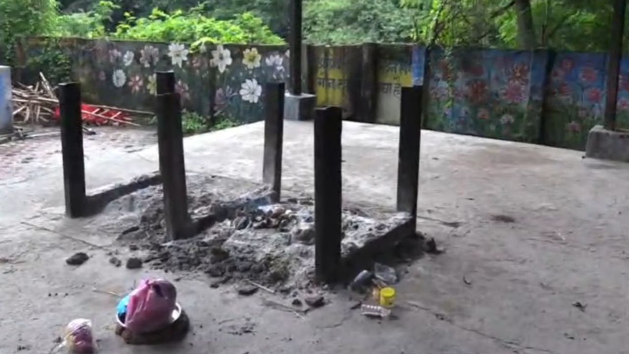 After the cremation in Indore, the family members have alleged that tantric rituals were being performed.