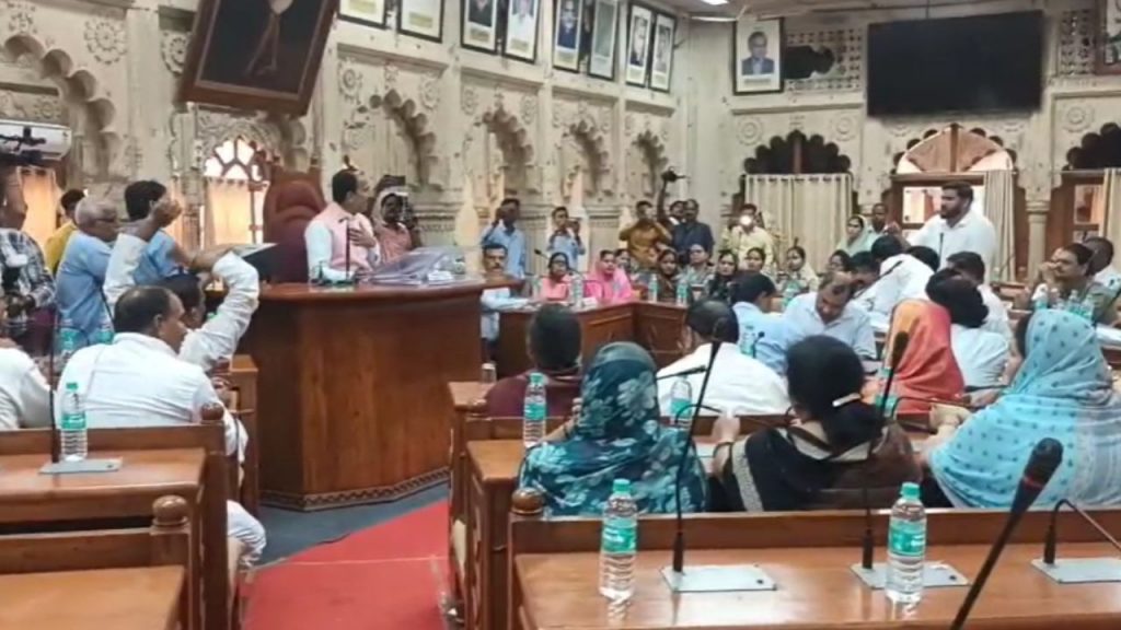 There was a huge uproar between the Chairman and the BJP Councilor in Gwalior Municipal Corporation.