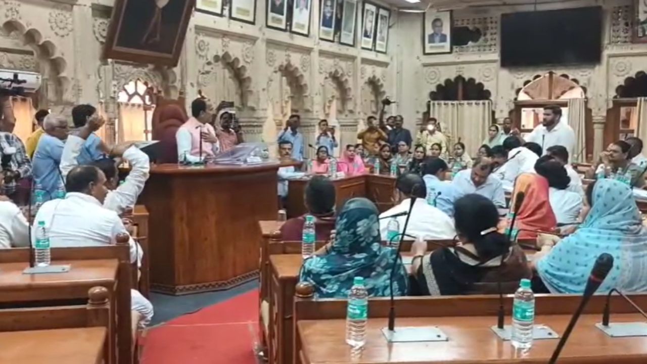 There was a huge uproar between the Chairman and the BJP Councilor in Gwalior Municipal Corporation.