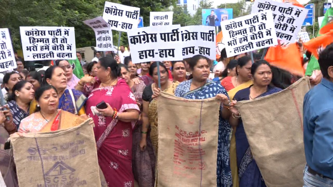 Demonstration of BJP Mahila Morcha workers in Bhopal.