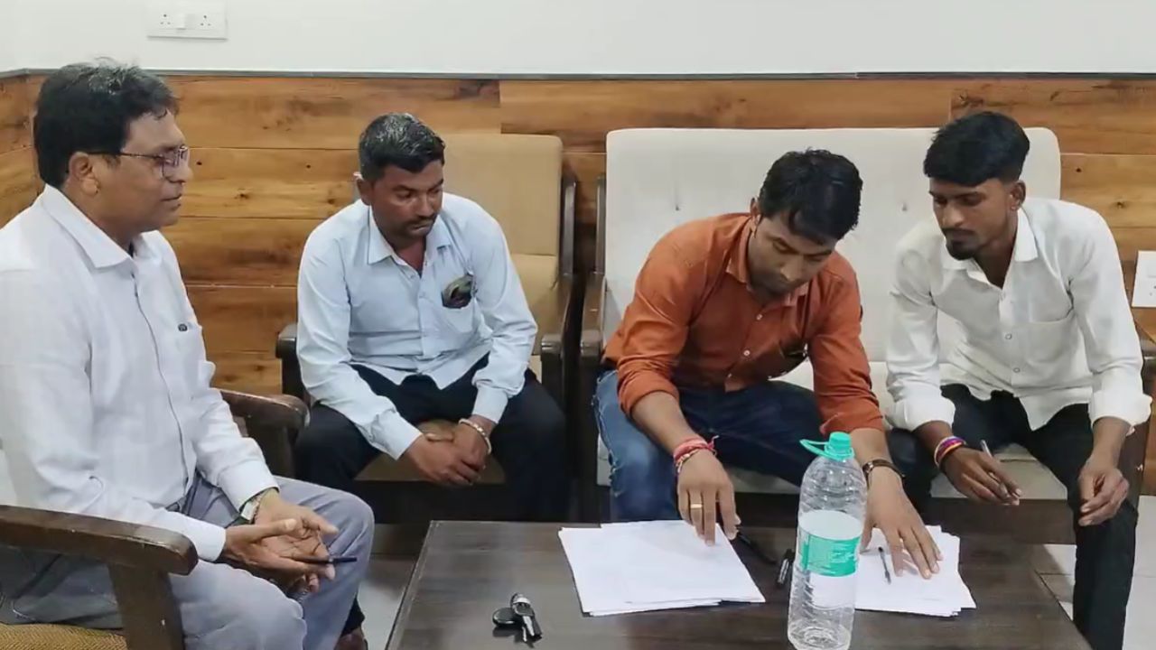 Employment assistant was caught red handed taking bribe in Ujjain.