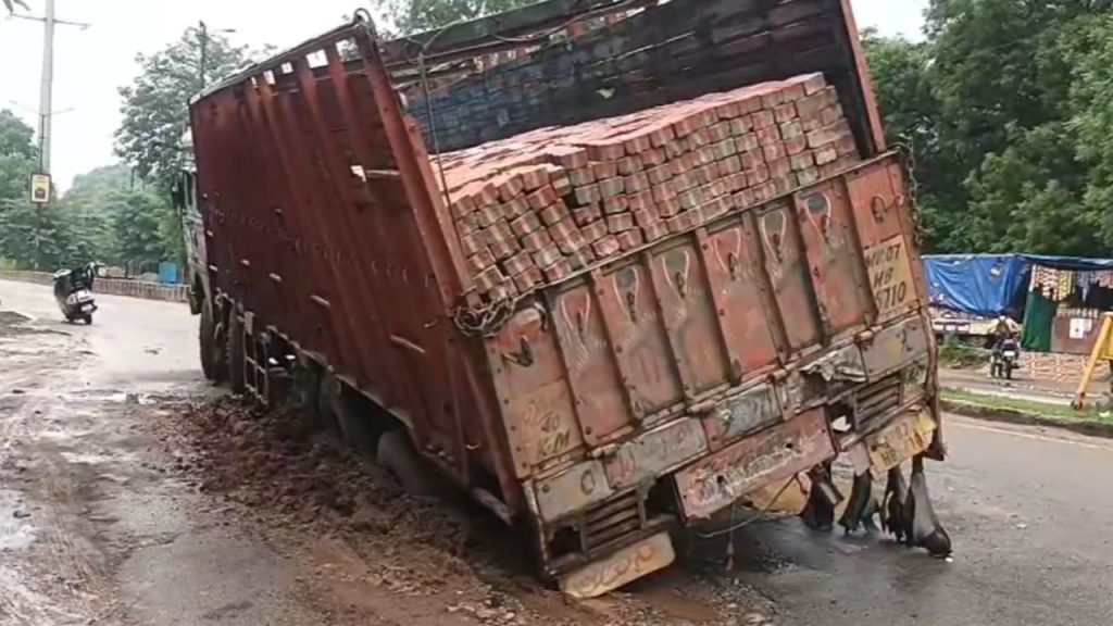 The road collapsed on Gwalior-Jhansi Road.