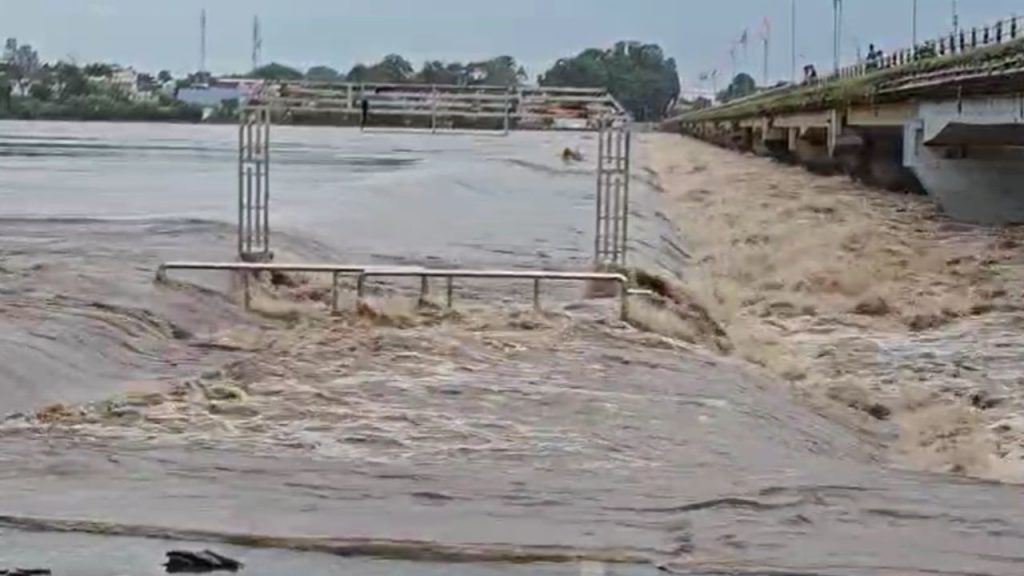 Due to continuous rain, the Narmada river is flowing above the danger mark.