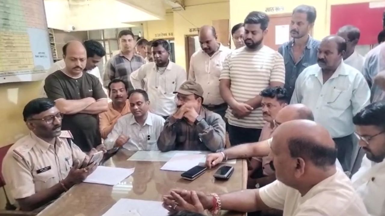 BJP workers lodged an FIR against the Congress leader at the police station.