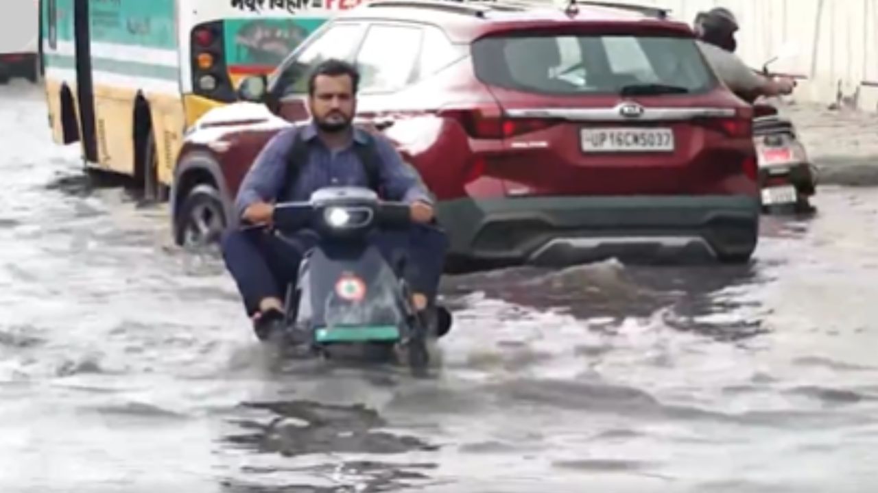 Due to rain in Delhi, the roads are flooded with water up to 3 feet.