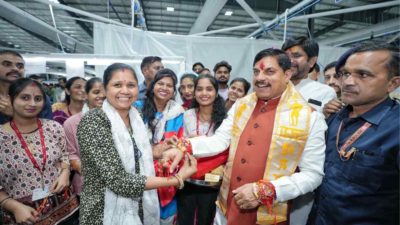 CM Mohan Yadav got Rakhi tied by school girls and women.