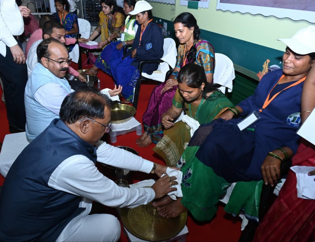 The Chief Minister honored the Swachhta Didi's by washing their feet.