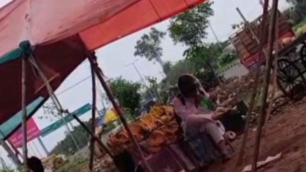 Bhopal spit jihad, municipal corporation team removed the shop