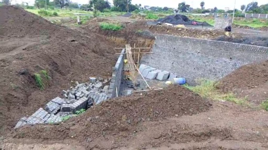 Indore: Wall collapsed due to heavy rain, three people died in the accident