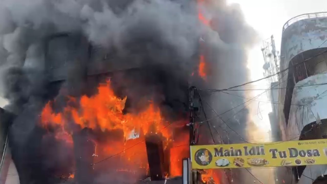 Shahdol: Fire broke out in a complex, fire brigade vehicles engaged in extinguishing the fire