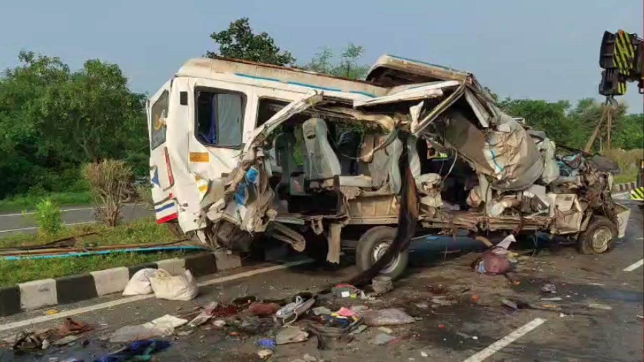 Shivpuri: Traveller and mini truck collide, 4 people killed, 7 injured