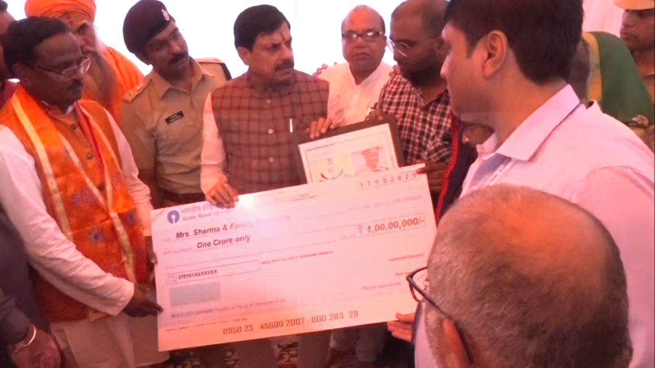 CM Mohan Yadav handed over a cheque of Rs 1 crore to the family of TI Ashok Sharma.