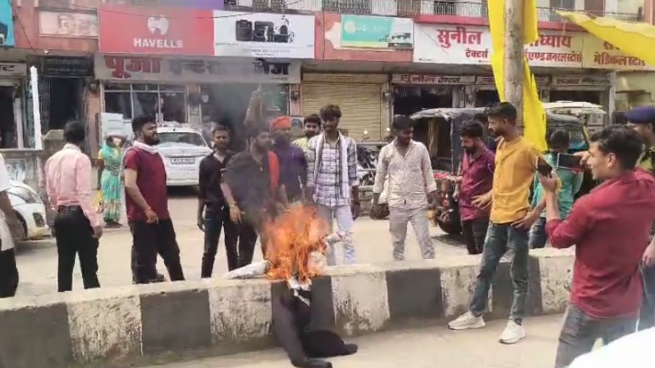 Shiv Sainiks protest outside BJP office in Sidhi.