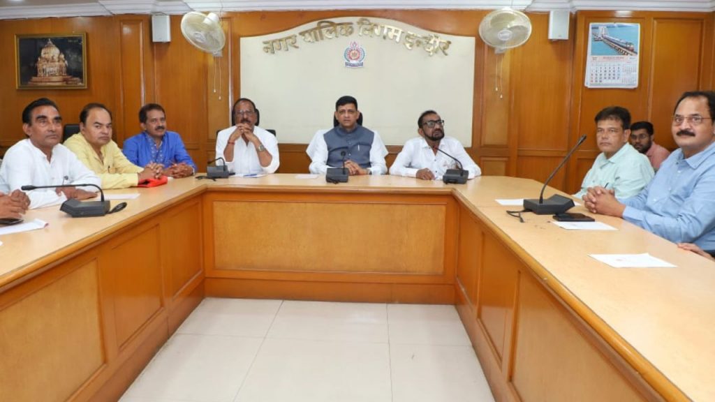 The Municipal Corporation meeting was held under the chairmanship of Mayor Pushyamitra Bhargava.