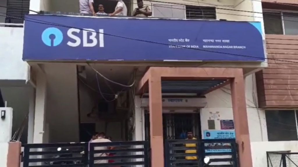 More than Rs 1 crore stolen from SBI in Ujjain.