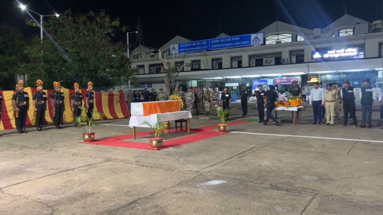 Final farewell to the son of Chhattisgarh with guard of honour.