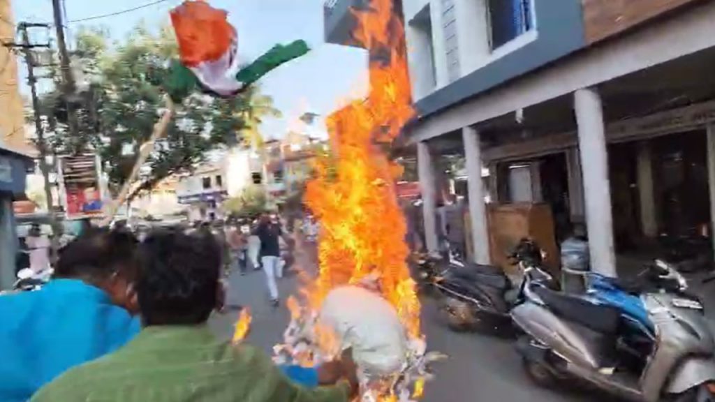 Congress workers burnt the effigy of Kailash Vijayvargiya.
