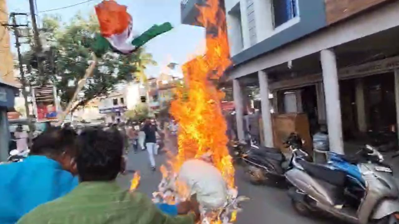 Congress workers burnt the effigy of Kailash Vijayvargiya.