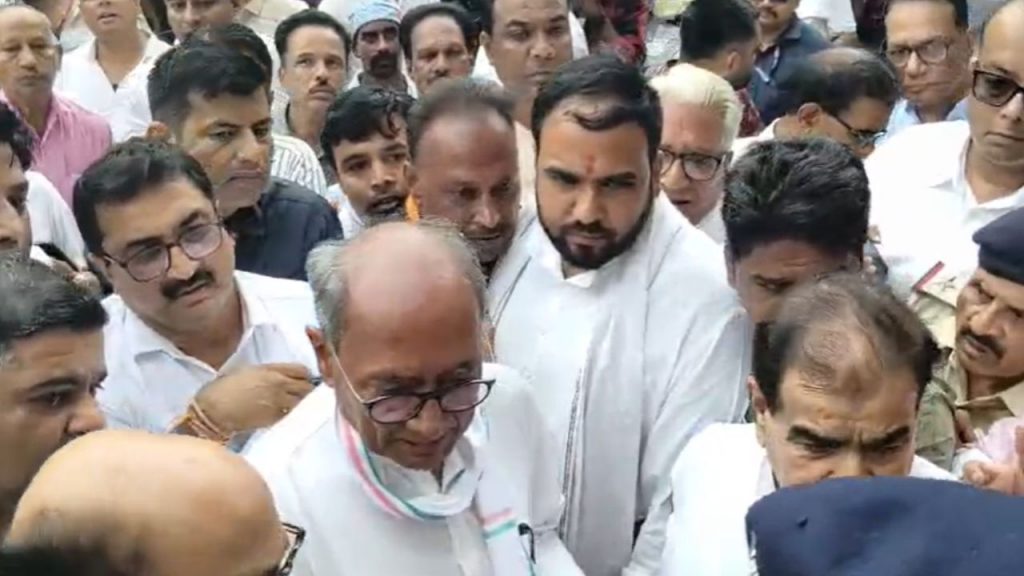 In Indore, Digvijay Singh was stopped by the police from going to Sheetla Mata market.