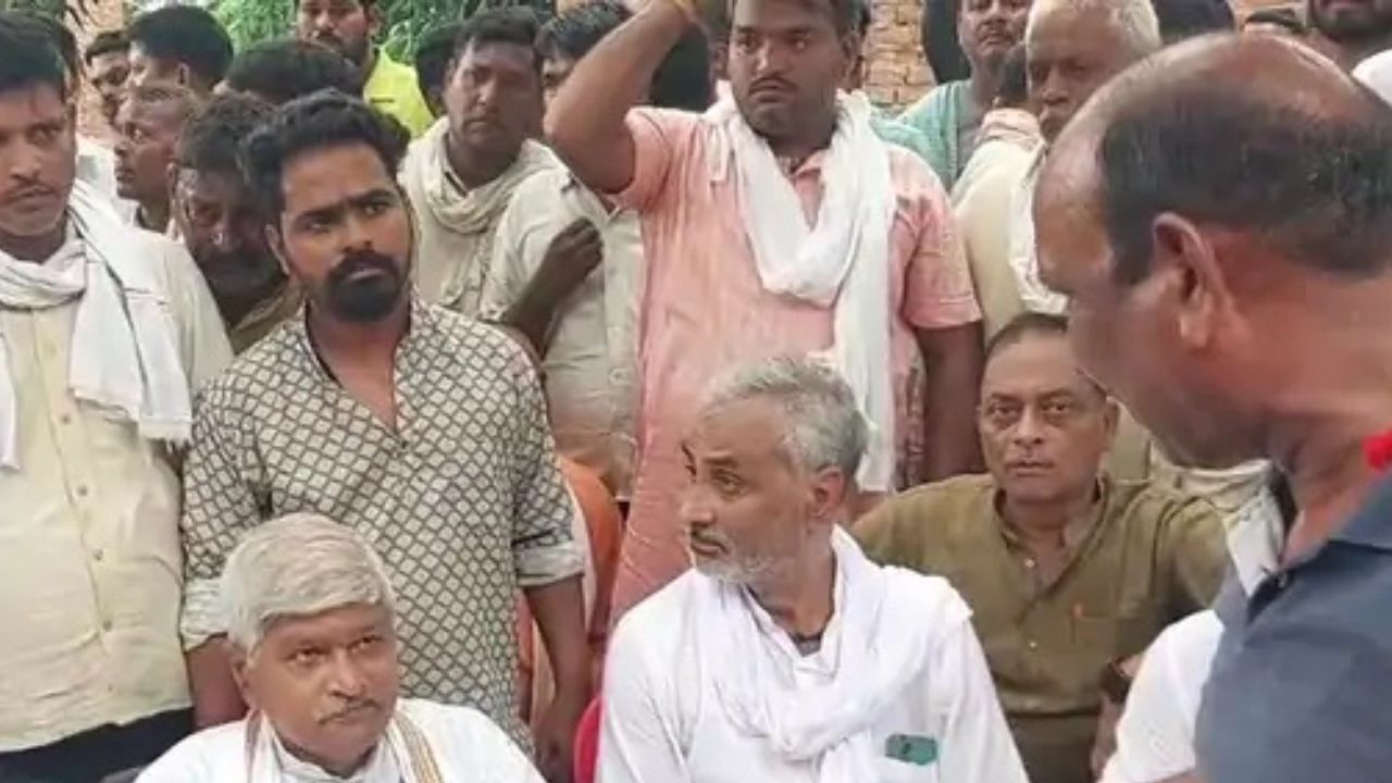 People protest after the death of a BJP worker.