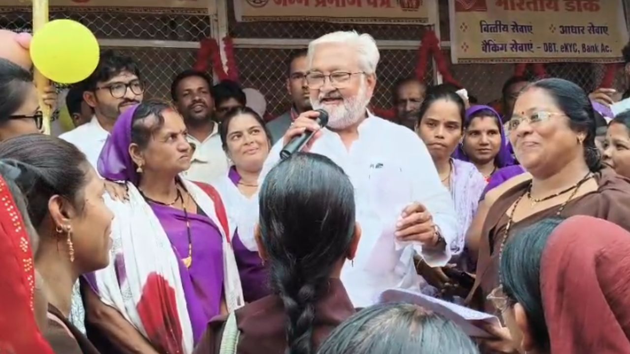 BJP MLA Brijbihari Pateriya talking to Asha workers in Sagar.