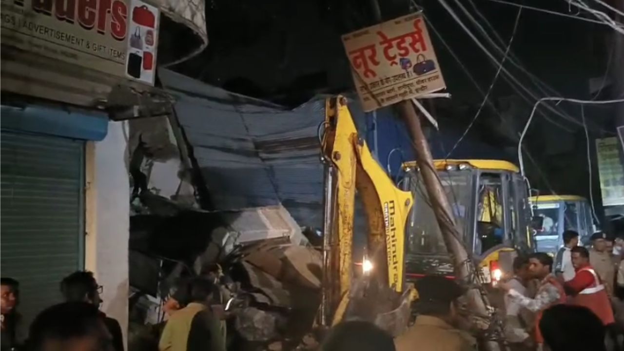 An accident occurred due to the collapse of a 3-storey building in Indore.