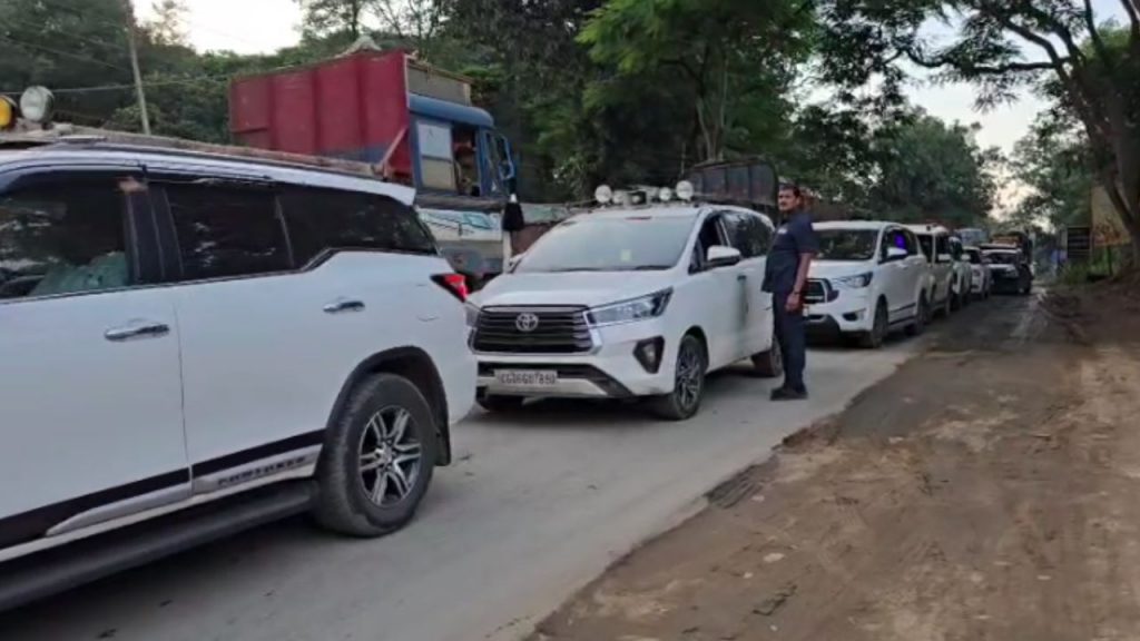 The Health Minister's convoy remained stuck in traffic jam for hours in Keshkal valley of Bastar.