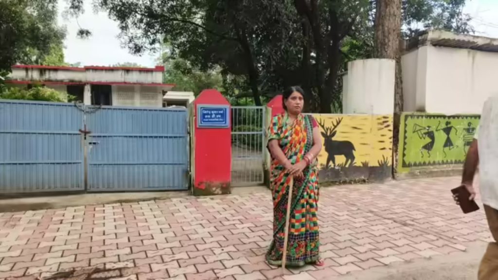 Deputy Tehsildar's wife robbed in Satna.