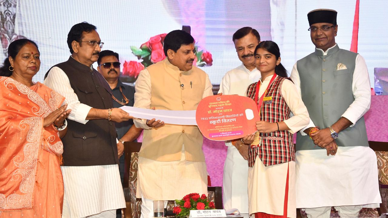 CM Mohan Yadav distributed scooties to 5832 meritorious students of 12th class