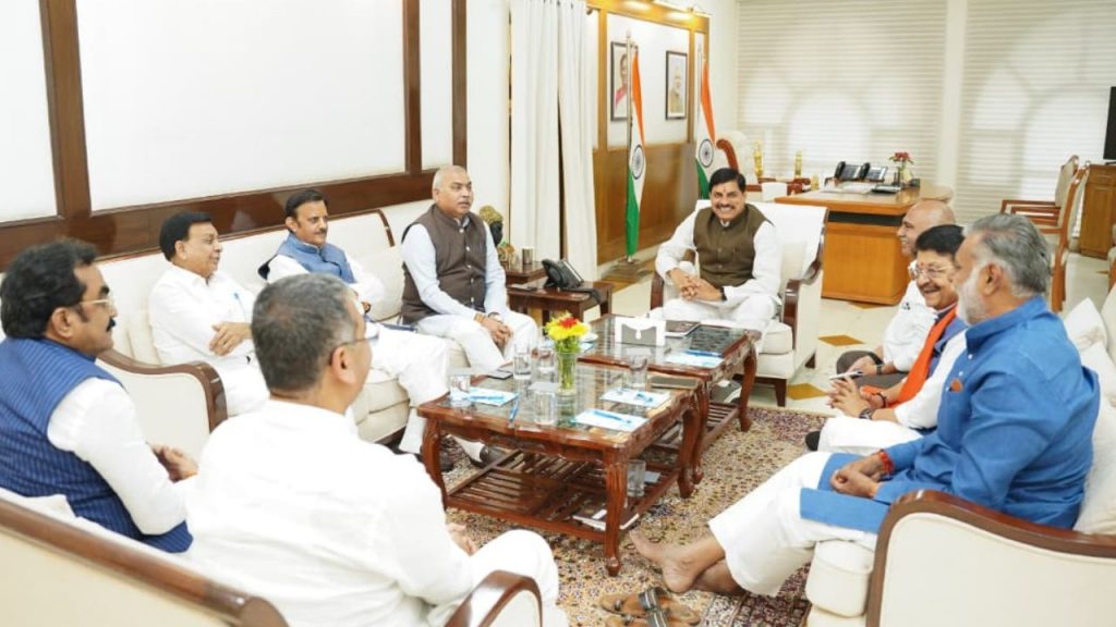 Bhopal Chief Minister's residence: A small group meeting was held, many prominent leaders including CM Mohan Yadav attended.