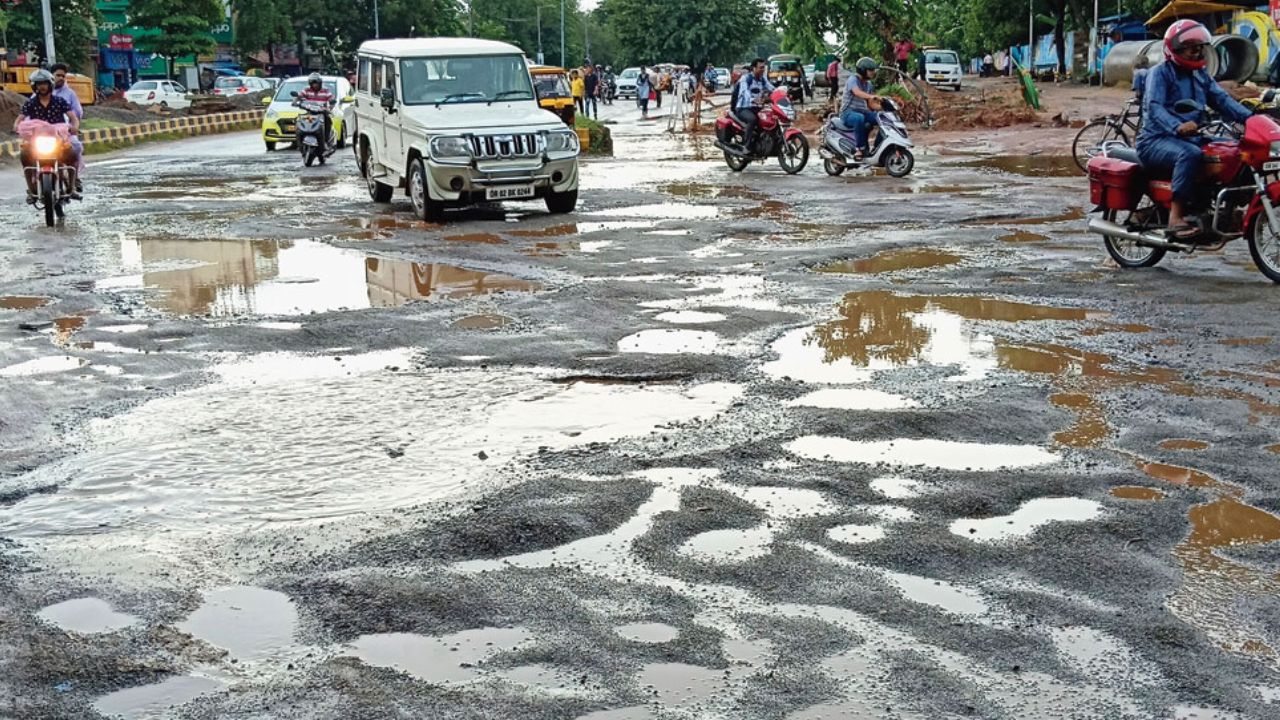 pothole in indore road ( symbolic image)