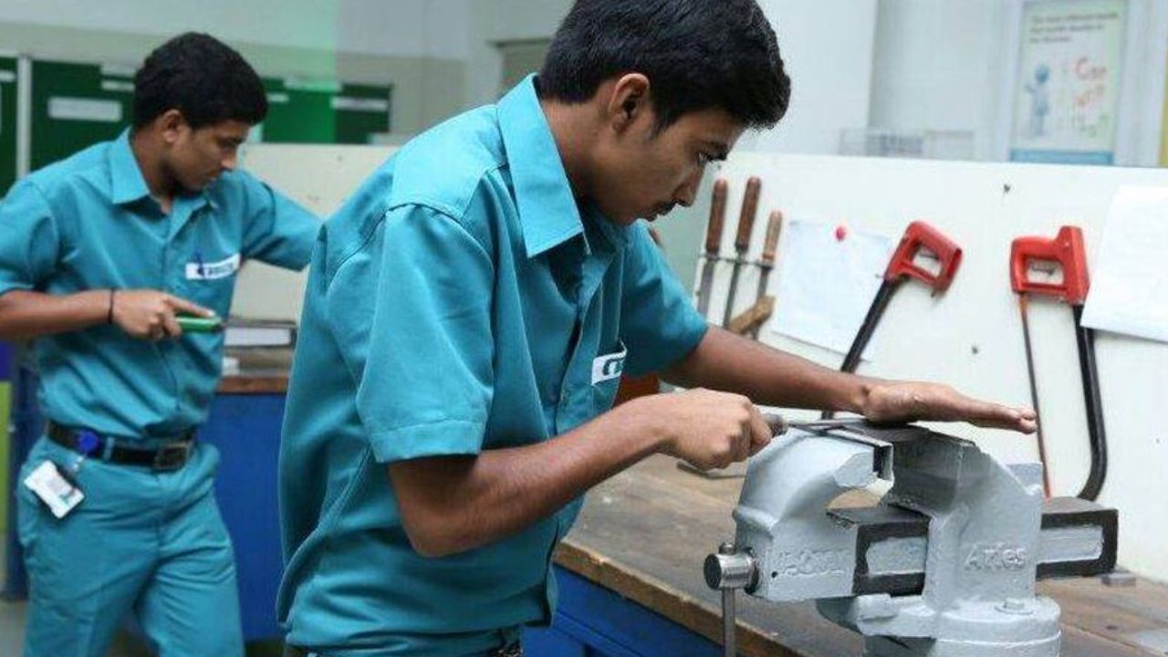 Chief Minister Learn and Earn Scheme, trainees get lakhs of rupees as stipend