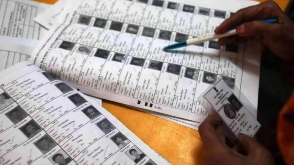 Correction in voter list (symbolic picture)