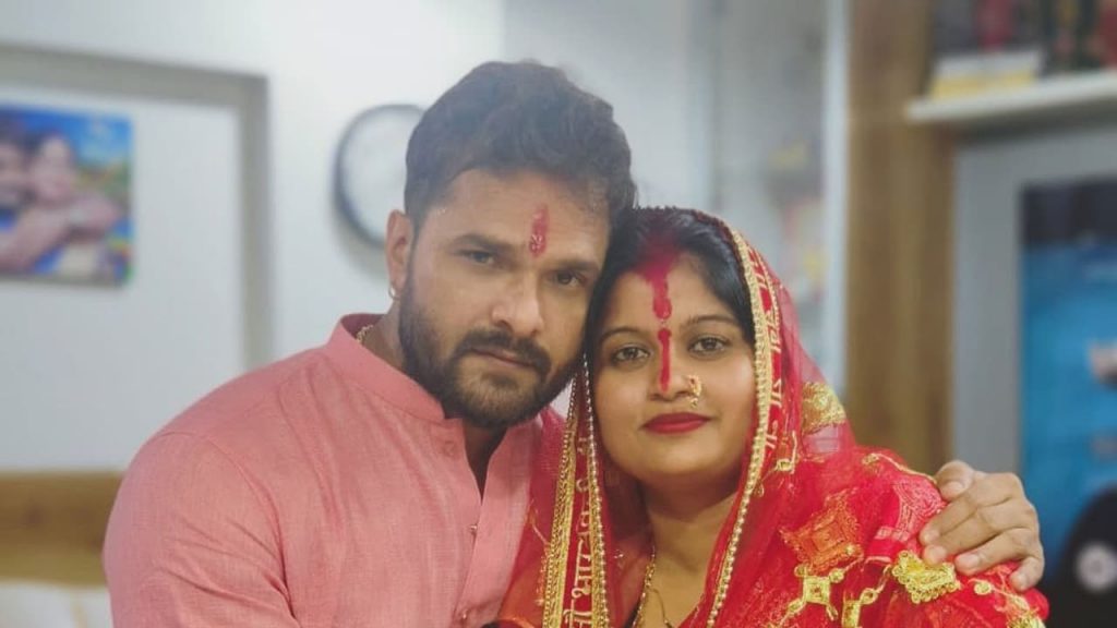 Khesari lal yadav With Wife Chanda Devi