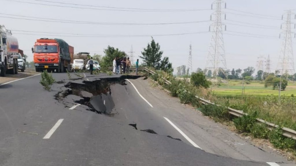 Road caves in in Bhopal