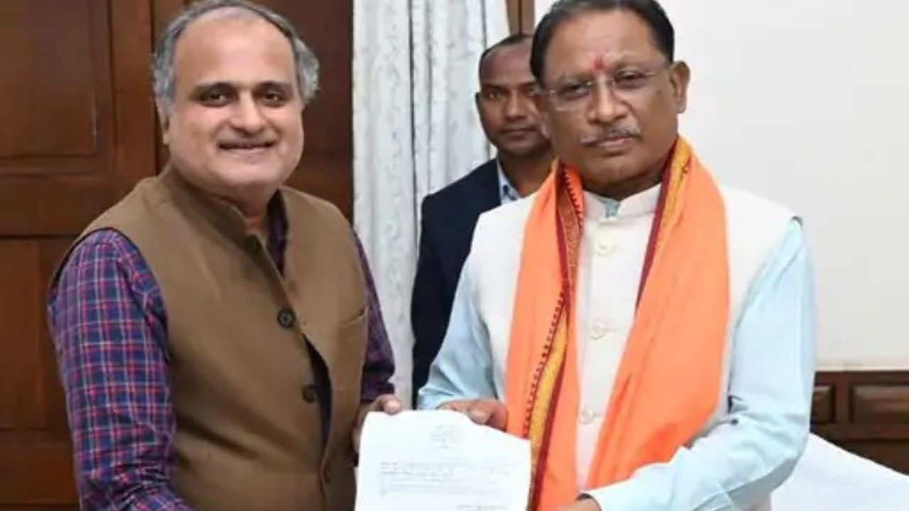 Chief Minister's media advisor Pankaj Jha also got the status of Cabinet Minister.